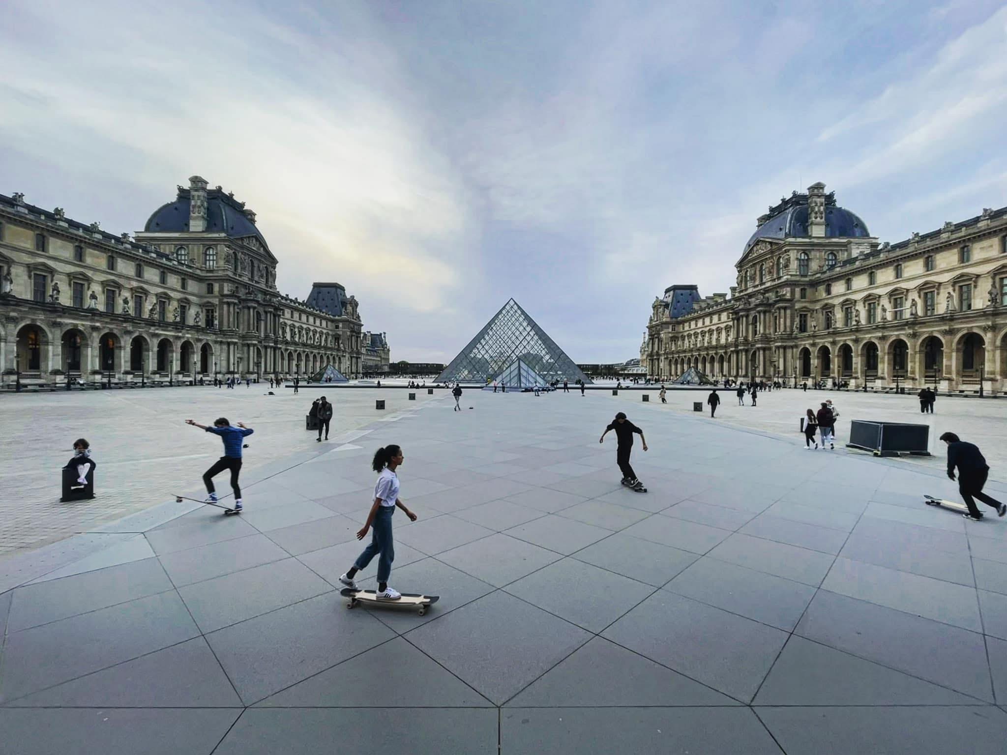 Skateboarders in the Cour Napoléon