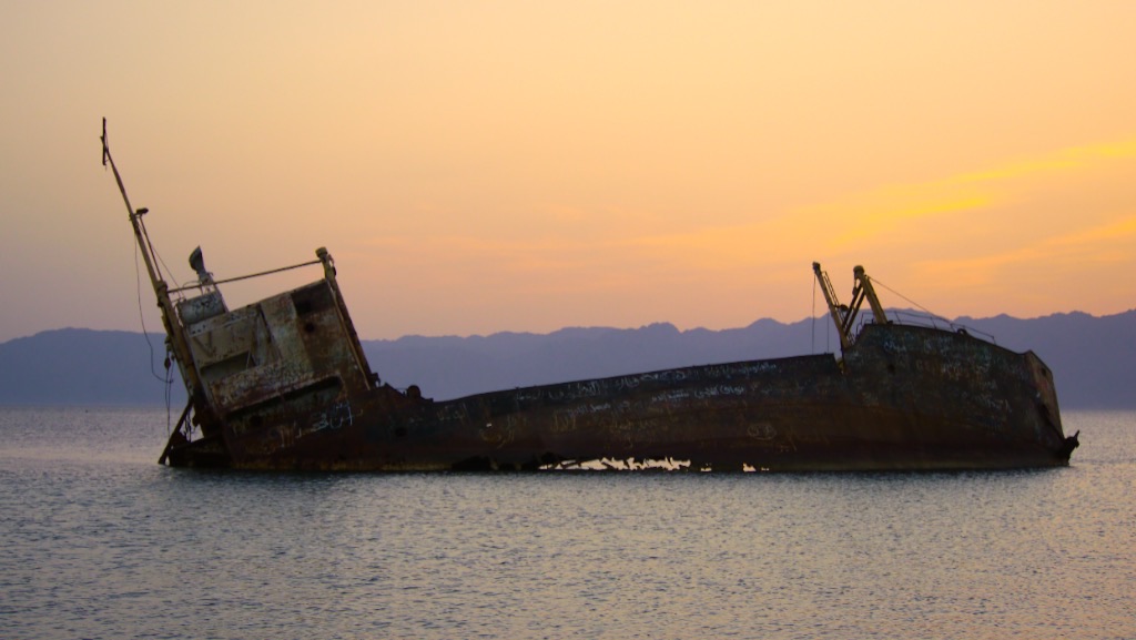 Low sun, close in on the bow